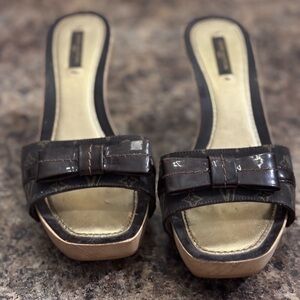 Louis Vuitton Monogram brown leather bow kitten heel sandals #luxuryshoes